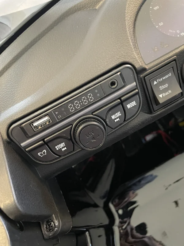 Porsche Macan Turbo Kinderauto 12V Zwart – Bluetooth, Kunst-leder en EVA-banden